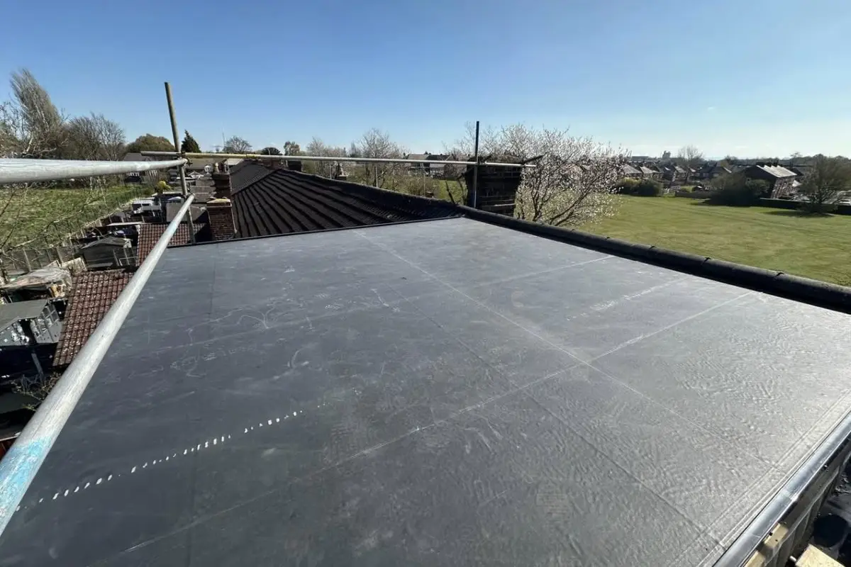 EPDM flat roof with a rubber membrane